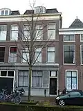 Woonhuis, samen met het vrijwel identieke linker buurpand rond 1870 gebouwd in sobere traditioneel-classicistische vormen. Het is met het linker buurpand van belang als goed voorbeeld van sober traditioneel classicisme.