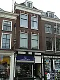 Winkelwoonhuis, eind 19de eeuw gebouwd in eclectische bouwtrant met classicistische stijlelementen.