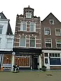 Winkelwoonhuis, in 1887 gebouwd, met voorgevel in een eclectische bouwstijl met neorenaissance elementen.