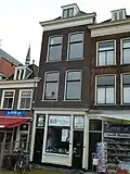 Winkelwoonhuis, in 19de eeuw gebouwd in een sobere classicistische bouwtrant.