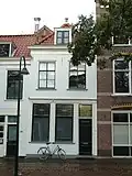 Woonhuis, in opzet wellicht 16de-eeuws of ouder en ontstaan in samenhang met het Minderbroederklooster, gemoderniseerd in de 19de eeuw.