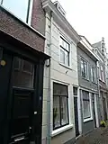 Pand, in opzet 17de-eeuws of ouder en mogelijk behorend tot een groter geheel waar ook Molstraat 7 deel van uitmaakte en dat een gebouw of een reeks panden betrof met vrij forse afmetingen en met een zadeldak met de nok evenwijdig aan de straat.