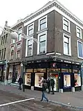 Winkelwoonhuis met voorgevel uit 1905, ontworpen door C. J. L. Kersbergen in een verzorgde bouwstijl met duidelijke invloeden van de Nieuwe Kunst
