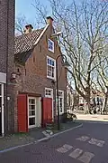 Bedrijfspand, in 1948 gebouwd als reconstructie van een uit 1584 daterend pand ter plaatse, dat dienstdeed als waaggebouw in relatie tot de veehandel op de Beestenmarkt. Verzorgde en decoratief gedetailleerde traditionalistische bouwstijl. Het is van belang vanwege de bijzondere relatie met de Beestenmarkt.