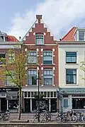 Winkelwoonhuis rond 1900 gebouwd volgens ontwerp van C.J.L. Kersbergen in een bouwstijl met traditionalistische elementen en invloeden van de Nieuwe Kunst. Het is van belang in het oeuvre van C.J.L Kersbergen. Het is architectuurhistorisch van belang als goed voorbeeld van toepassing van traditionalistische elementen en invloeden van de Nieuwe Kunst.