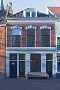 Pand met beneden- en bovenwoning, eind 19de eeuw gebouwd in eclectische stijl.