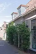 Dwarse kamerwoning, mogelijk 18de-eeuws, wellicht ontstaan als achterhuis van Choorsteeg 48. Tevens van belang als voorbeeld van een klein eenlaags huis in sobere vormen.