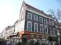 Winkelwoonhuis uit de tweede helft van de 19de eeuw, mogelijk met oudere kern. Voorgevel in een sobere classicistische trant.