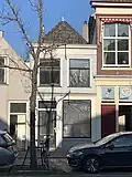 Klein winkel-woonhuis in sobere traditioneel-classicistische bouwtrant, 19e-eeuws van karakter maar in oorsprong wellicht ouder.