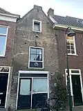 Pand, in oorsprong een stalgebouw in sobere traditionele vormen, mogelijk daterend uit de 18de eeuw. In het derde kwart van de 20ste eeuw verbouwd tot woonhuis.