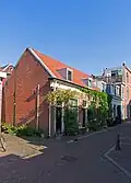 Woonhuis in rijtje van drie in principe gelijke panden, in 1865 gebouwd in een sobere traditioneel-classicistische trant. Het pand is met de andere panden in het blokje van algemeen belang voor de gemeente Delft vanwege de cultuurhistorische waarde. Het is van belang als vrij vroeg voorbeeld van arbeiderswoningbouw in de binnenstad.