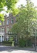 Pand met beneden- en bovenwoning, samen met Koningsplein 89/91, 93/95 en 97/99 in blokje van vier, in 1910 gebouwd in een stijl met invloeden van de nieuwe kunst, ontworpen door architect W. Rothfusz.