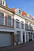 Woonhuis met voorgevel in 19de-eeuwse vormen, maar in oorsprong mogelijk nog 17de-eeuws of ouder.