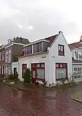 Voormalig winkelpand, in oorsprong mogelijk woonhuis, 19e-eeuws van karakter maar in opzet mogelijk nog 17e-eeuws.