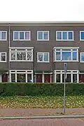 Woning in bouwblok met beneden- en bovenwoningen. Het blok van in totaal veertien woningen is in de periode 1926-1930 gebouwd in een sobere strakke bouwtrant met invloeden van Frank Lloyd Wright en Jan Wils.