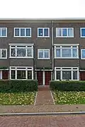Woning in bouwblok met beneden- en bovenwoningen. Het blok van in totaal veertien woningen is in de periode 1926-1930 gebouwd in een sobere strakke bouwtrant met invloeden van Frank Lloyd Wright en Jan Wils. De woning is van algemeen belang als onderdeel van het bouwblok dat in zijn geheel van algemeen belang is voor de gemeente Delft vanwege de architectonische waarde. Het is van belang als voorbeeld van woningbouwarchitectuur zoals die in de jaren twintig en dertig, met name in Den Haag en omgeving werd toegepast.