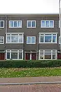 Woning in bouwblok met beneden- en bovenwoningen. Het blok van in totaal veertien woningen is in de periode 1926-1930 gebouwd in een sobere strakke bouwtrant met invloeden van Frank Lloyd Wright en Jan Wils. De woning is van algemeen belang als onderdeel van het bouwblok dat in zijn geheel van algemeen belang is voor de gemeente Delft vanwege de architectonische waarde. Het is van belang als voorbeeld van woningbouwarchitectuur zoals die in de jaren twintig en dertig, met name in Den Haag en omgeving werd toegepast.