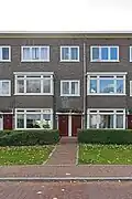 Woning in bouwblok met beneden- en bovenwoningen. Het blok van in totaal veertien woningen is in de periode 1926-1930 gebouwd in een sobere strakke bouwtrant met invloeden van Frank Lloyd Wright en Jan Wils. De woning is van algemeen belang als onderdeel van het bouwblok dat in zijn geheel van algemeen belang is voor de gemeente Delft vanwege de architectonische waarde. Het is van belang als voorbeeld van woningbouwarchitectuur zoals die in de jaren twintig en dertig, met name in Den Haag en omgeving werd toegepast.