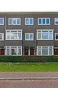 Woning in bouwblok met beneden- en bovenwoningen. Het blok van in totaal veertien woningen is in de periode 1926-1930 gebouwd in een sobere strakke bouwtrant met invloeden van Frank Lloyd Wright en Jan Wils. De woning is van algemeen belang als onderdeel van het bouwblok dat in zijn geheel van algemeen belang is voor de gemeente Delft vanwege de architectonische waarde. Het is van belang als voorbeeld van woningbouwarchitectuur zoals die in de jaren twintig en dertig, met name in Den Haag en omgeving werd toegepast.