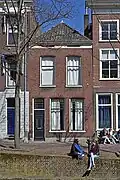 Woonhuis uit het laatste kwart van de 19de eeuw in sobere traditioneel- classicistische vormen.