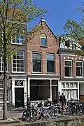 Winkelwoonhuis met voorgevel in eclectische bouwtrant uit ca. 1890 ; oudere kern.