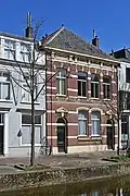 Woonhuis, in 1884 gebouwd door H.H. Bruigom in een vrij rijke eclectische bouwtrant.