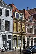 Woonhuis, voormalig winkelwoonhuis. Voorgevel met winkelpui 19de-eeuws, pand in opzet ouder, wellicht 16de-eeuws. Het is architectuurhistorisch van belang als goed en gaaf voorbeeld van verzorgde eclectisch-classicistische architectuur. Het is bouwhistorisch interessant vanwege de oude bouwkundige structuur.