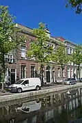 Pand met voorgevel uit 1895 in een eclectische bouwtrant, ontworpen door gemeente-architect M.A. C. Hartman. Rechter gedeelte in opzet ouder. Gebouwd ten behoeve van de Indische Instelling, later gebruikt als politiebureau.