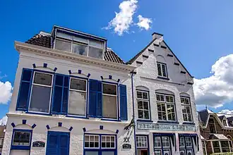De gevel van de Delfts Blauw Fabriek PAAUW