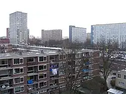 Uitzicht vanuit de Poptahof op de hoogbouw rondom de Martinus Nijhofflaan in 2007