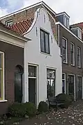 Woonhuis met klokgevel uit 1745. Gemoderniseerd in de 19e en/of 20e eeuw.