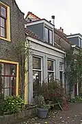 Woonhuis, in de 19e eeuw gebouwd in een sobere traditionele bouwtrant. In de 20e eeuw gemoderniseerd.