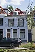 Woonhuis, 19e-eeuws van karakter, in oorsprong waarschijnlijk ouder en ontstaan als onderdeel van een rijtje van drie vrijwel gelijkvormige woningen, mogelijk gebouwd in de 17e eeuw. In 1937 inwendig verbouwd.