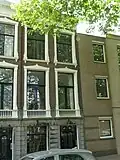 Dit huis is het meest rechtse van drie huizen, Koningsplein 31, 33 en 35, die gelijk van opzet zijn, eenzelfde gevelarchitectuur hebben en samen een architectonische eenheid vormen. Het middelste huis, nummer 33 springt iets naar voren en vormt daarmee een soort middenrisaliet.