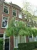 Pand, in oorsprong met afzonderlijke beneden- en bovenwoning, samen met Koningsplein 85/87, 89/91 en 97/99 in blokje van vier, in 1910 gebouwd in een stijl met invloeden van de nieuwe kunst, ontworpen door architect W. Rothfusz.