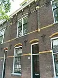 Winkelwoonhuis, onderdeel van het blokje met een winkel en woningen, deels beneden- en bovenwoningen, in 1903 gebouwd door meester-metselaar en aannemer Mels Meyer, in een traditionalistische bouwtrant met invloeden van de Nieuwe Kunst. Het pand is van belang als onderdeel van het blokje Oosteinde 144 t/m 150 dat als blokje van algemeen belang is voor de gemeente Delft vanwege de architectuurhistorische en cultuurhistorische waarde.