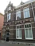 Woonhuis in blokjes van twee gespiegelde woningen, in 1906 gebouwd in een neorenaissancestijl, mogelijk naar ontwerp van een rijksbouwmeester. Het blokje is gebouwd in opdracht van het departement van justitie als vervanging van dienstwoningen behorend bij het Armamentarium, die moesten wijken voor de bouw van het Kantongerecht. Het pand is van belang als deel van het blokje Breestraat 5-5a. Het is een goed en gaaf bewaard voor- beeld van neorenaissance uit het begin van de 20ste eeuw.