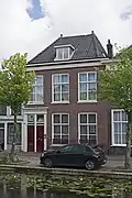 Pand in opzet 17e-eeuws of ouder. voorste gedeelte in de eerste helft van de 19e eeuw verbouwd en onder andere van een nieuwe voorgevel in empirestijl voorzien. Het pand is van algemeen belang voor de gemeente Delft vanwege de cultuurhistorische en bouwhistorische waarde.