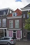 Winkelwoonhuis, 19e-eeuws van karakter maar in oorsprong mogelijk ouder.