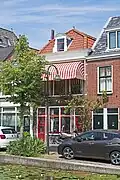 Pand met beneden- en bovenwoning, in het laatste kwart van de 19e eeuw gebouwd in een eclectische bouwstijl.