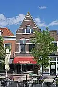 Winkelwoonhuis met voorgevel uit 1906 in traditionalistische vormen met invloeden van de Nieuwe Kunst, in opzet ouder. Het is een goed en relatief gaaf voorbeeld van architectuur uit het begin van de 20e eeuw met kenmerken van de Nieuwe Kunst.