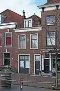 Bedrijfspand met bovenwoning met voorgevel in een sobere traditioneel-classicistische trant en met een 19de¿eeuws karakter. Het pand is in oorsprong ouder. In de voorgevel bevindt zich een gevelsteen gedateerd 1537.