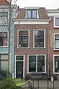 Woonhuis, 19e-eeuws van karakter, in sobere traditionalistisch-classicistische vormen. In oorsprong mogelijk ouder en mogelijk verwant aan het rechts belendende pand.