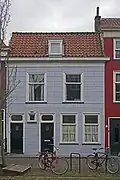 Pand met beneden- en bovenwoning, midden-19e-eeuws van karakter, in oorsprong mogelijk ouder.