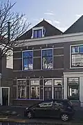 Pand met beneden- en bovenwoning, rond 1895 gebouwd in een eclectische bouwtrant. Het is architectuurhistorisch van belang als goed en gaaf voorbeeld van de eclectische architectuur rond 1900.