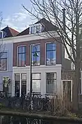 Pand met beneden- en bovenwoning, rond 1885 gebouwd in een eclectisch-classicistische bouwtrant.