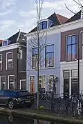 Woonhuis, 19e-eeuws van karakter maar in oorsprong mogelijk ouder. Gevel op begane grond mogelijk en een later stadium gewijzigd. Het pand is van algemeen belang voor de gemeente Delft vanwege de cultuurhistorische waarde.