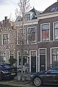 Bedrijfspand met bovenwoning, 19e-eeuws van karakter, maar in opzet mogelijk ouder en van eenzelfde opzet als het links belendende pand.