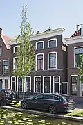 Woonhuis in blokje van twee gespiegelde woonhuizen, in 1869 door Tijmen Bastiaan Huurman gebouwd in een sobere traditionalistisch-classicistische bouwtrant. Het pand is met het links belendende pand van algemeen belang voor de gemeente Delft vanwege de cultuurhistorische waarde.