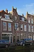 Bedrijfspand met bovenwoning in 1903 ontworpen door C.J. L. Kersbergen als onderdeel van een reeks van drie panden, Voorstraat 85t/m/ 89a, met elk een eigen karakter in een bouwtrant met traditionalistische, Berlagiaanse kenmerken en Art-Nouveau-invloeden Het pand is belang voorde gemeente Delft vanwege de architectuurhistorische en cultuurhistorische waarde. Het is van belang als werk in het oeuvre van C.J.L. Kersbergen en laat met het hele blokje Voorstraat 85 t.m. 89a zien hoe deze architect nieuwbouw in het stadsbeeld liet passen.